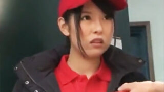 ピザ配達員を無理やり挿入、顔射レイプ