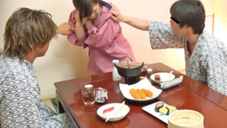 タチの悪い客に酒を注がされ、ハメられる旅館の女性従業員