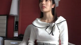 ホテルで照れ屋の色白素人娘がハメ撮り、精液が溢れ出す