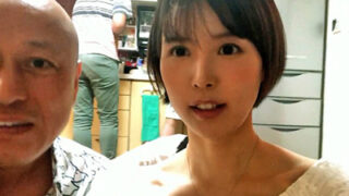 不在中の彼女が他の男と熱心に関係を持つ様子