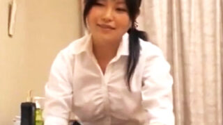 淫乱マッサージ師が勃起したチンポを見た瞬間、うっとりとした牝顔になる。