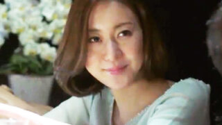 無理やり犯されるものの、夫に相手にされず寂しさから身を委ね、やがて不倫関係に発展する。