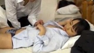 出張先のホテルで部下OLと先輩OLが相部屋になり、3P会議へ発展。