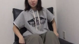 童顔の素人娘が緊張しながらもハメ撮りで激しいピスに耐え、アクメ顔を披露。