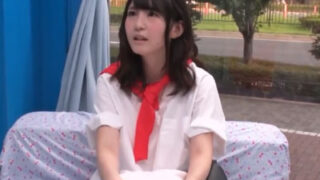 清楚系素人が、哀れな童貞を仕方なく奉​服する