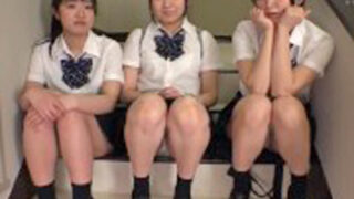 足の癖でパンツが見えまくりのJKをファミレスで制裁