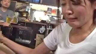 媚薬で喜んでフェラ抜きする店員