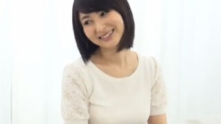 スレンダー美人妻がゴムなしで童貞君の処女喪失をさせる。