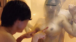 トイレの魔法の鏡型シャワールームに閉じ込められ、スイッチで透けるとんでもないことに。