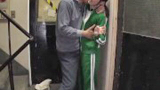 純真な美少女を開発し、圧倒する中年男性。