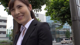 肉便器のOLが営業中に薄汚い男たちに奉仕する。