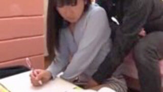 家庭教師の叔父にいたずらされ、パイパン少女が性行為に及ぶ。