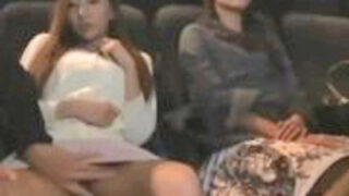 友人が隣の映画館で痴漢に遭う女性