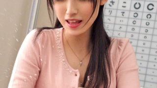 知的な外見の痴女教師が、勃起した男根を強制的に射精させる