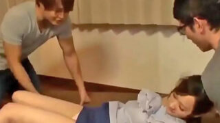 サークルの飲み会で酔っぱらい男に輪姦され、精液まみれになる。