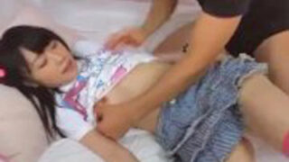 ロリロリスレンダーのパイパン少女への中出し