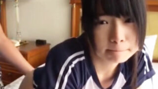 涙目のロリ少女を無理やり押さえつけ、性行為を強要する鬼畜男性の行為