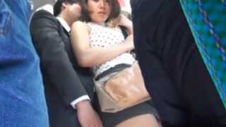 タイトミニスカで露出した太ももが原因で痴漢レイプ被害に遭ったお姉さん