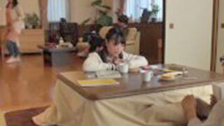 妹の友達とこたつでハメ撮り