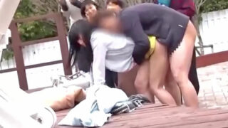 変態カップルが公衆の前で激しく腰振り、賞金を獲得