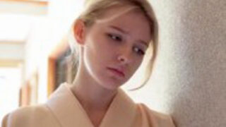 ブロンドの白人女性が日本で結婚し、常連客に性的な接待サービスを行う話題。