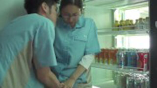 バイト先の若い男性と不倫する欲求不満のおばさん