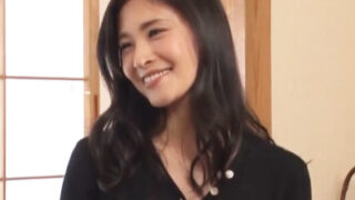 喪失した夫への寂しさから、ホームステイ先の黒人と肉体関係を持ち、何度も受精される未亡人妻