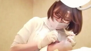 治療中に挑発的な歯科衛生士が院内で性行為を行う。