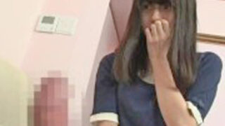 メガネをかけた少女が驚きながらも中出しされる