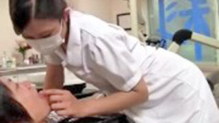 歯科助手と診察台でのSEX