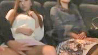 映画館での痴漢にハマる人妻の新たな快楽