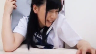 巨尻がエレベーターの扉に挟まって抜け出せないJKへの中出し