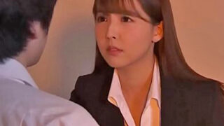 美しい若手女教師が男子学生のペニスを過度に刺激する。