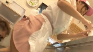 接客中も黙って調教される美女