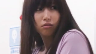 図書館で痴漢に辱められ、人妻が感じてしまう。