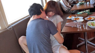 肉棒を咥えたまま食事や映画館巡りをする作品