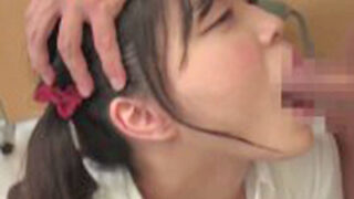 隠れた場所で静かに犯される女性