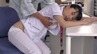 夜勤中の看護師が居眠り中に患者に夜這いされる