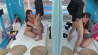 大学生男女がカーテン越しに分かれてセックスするのか。