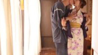 疼きに身を委ねる人妻