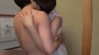 旅館に到着し、すぐに濃厚な中出しセックスをする男女の話。