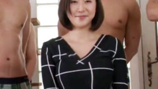 巨乳美女が汗臭い男たちに囲まれ、パイパンマンコに連続中出しと潮吹きを体験。