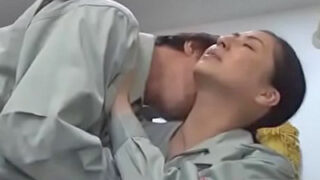 離れた世代の若者に迫られ、バイトの休憩中に控室でセックス