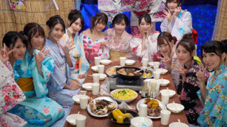 美少女が中出しセックスを楽しむリゾート島での、まさに天国のようなシーンです。