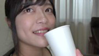 洗ってない臭チンポを、本当は嫌なのに無表情で舐めるドM娘