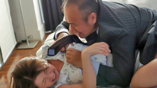 見下した男に容赦なくピストンされ、顔が赤く屈服するナマイキ妻