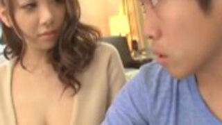 胸元が大きく開いた服で生徒を誘惑し、セックスする家庭教師