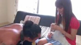 バター犬化した男が美少女のマンコに顔面を埋め込み、クンニとセックスに没中です。