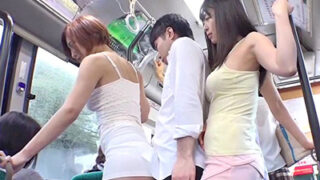 若いチンポに巨乳を密着させ、反応を楽しむ奥様の逆痴漢