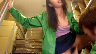 熟女が胸と尻で挑発し、若年層を狙う